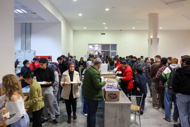 OMÜ'de Ramazan'ın ilk iftar programı öğrencilerle birlikte gerçekleştirildi
